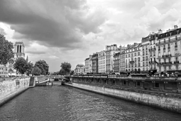 Παρίσι Γαλλία 2019 Τουριστικό Κρουαζιερόπλοιο Στην Προκυμαία Του Ποταμού Σηκουάνα — Φωτογραφία Αρχείου