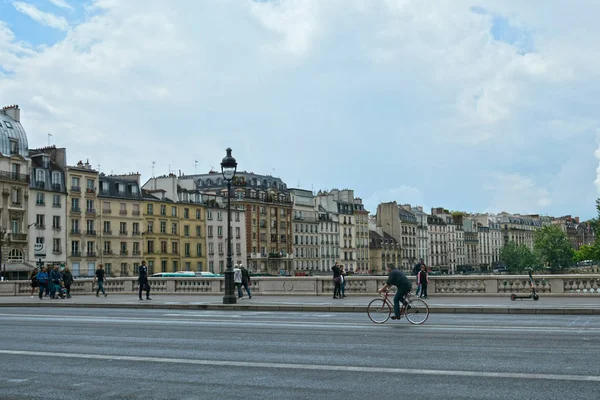 Париж Франция 2019 Люди Ходят Мосту Pont Neuf Через Реку — стоковое фото