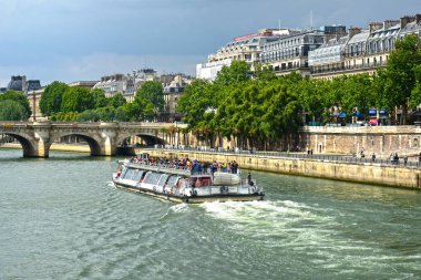 Paris, Fransa - 25.05.2019. Seine nehir rıhtımında turist cruise teknesi 