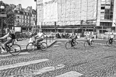 Paris, Fransa - 25 Mayıs 2019. bisikletçiler köprü Pont Neuf üzerinden binmek