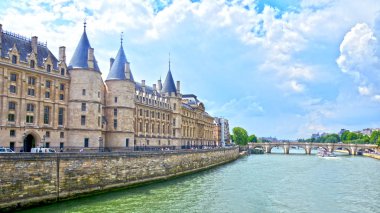 Conciergerie Kalesi - eski kraliyet sarayı ve hapishane. Cite Adası 'nın batısında yer alan ve bugün Adalet Sarayı olarak bilinen daha büyük bir kompleksin parçasıdır. Paris, Fransa