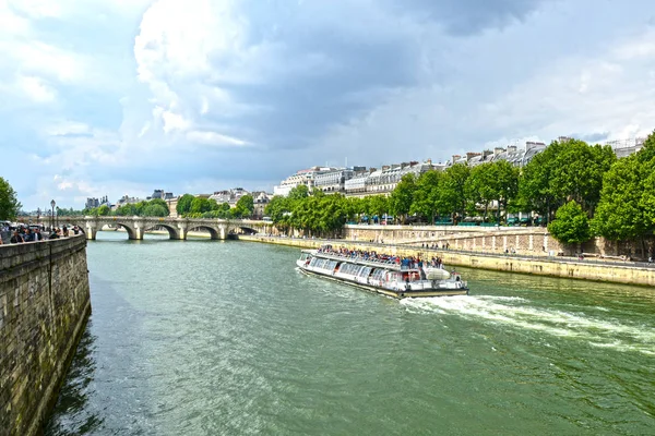 Παρίσι Γαλλία 2019 Τουριστικό Κρουαζιερόπλοιο Στην Προκυμαία Του Ποταμού Σηκουάνα — Φωτογραφία Αρχείου