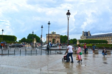 Paris, Fransa - 25 Mayıs 2019: Ünlü Paris Louvre. Ana avludaki insanlar (Cour Napolyon) 