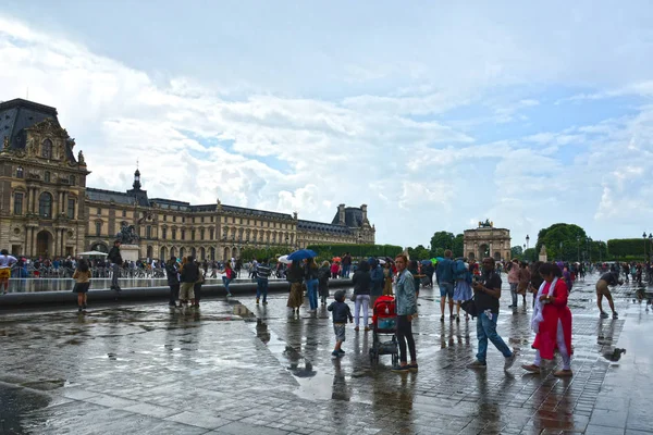 프랑스 2019년 25일 유명한 루브르 박물관 안뜰에 사람들 나폴레옹 — 스톡 사진