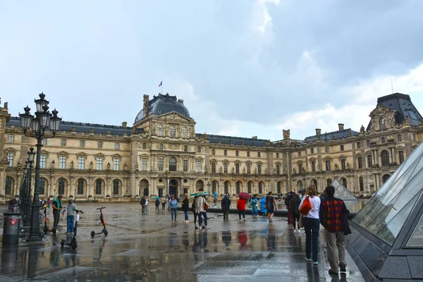 프랑스 2019년 25일 유명한 루브르 박물관 안뜰에 사람들 나폴레옹 — 스톡 사진