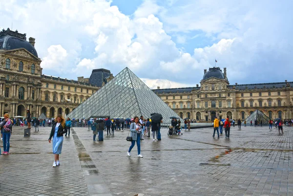 París Francia Mayo 2019 Famoso Louvre París Personas Patio Principal —  Fotos de Stock