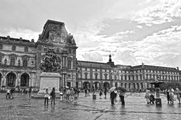 Paris Frankreich Mai 2019 Das Berühmte Pariser Louvre Menschen Haupthof — Stockfoto