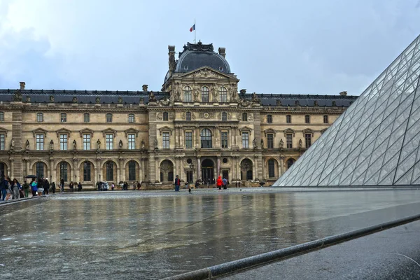프랑스 2019년 25일 유명한 루브르 박물관 루브르 박물관과 루브르 피라미드가 — 스톡 사진