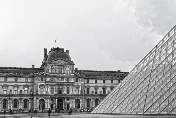 Paris Frankrike Maj 2019 Berömda Paris Louvre Människor Main Courtyard — Stockfoto