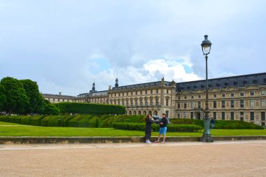 Paris, Fransa-Mayıs 25, 2019: Rue de Rivoli Paris 'in orta kesiminde eski tarihi binalar