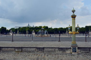 Paris, Fransa - 25 Mayıs 2019:Bulutlu Günde Place de la Concorde 