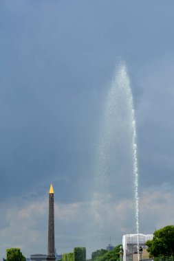 Paris, Fransa - 25 Mayıs 2019:Jardin des Tuileries Çeşmesi (Tuileries bahçesi, 1564). Jardin des Tuileries, Louvre Müzesi ve Place de la Concorde arasında yer alan halka açık bir bahçedir.