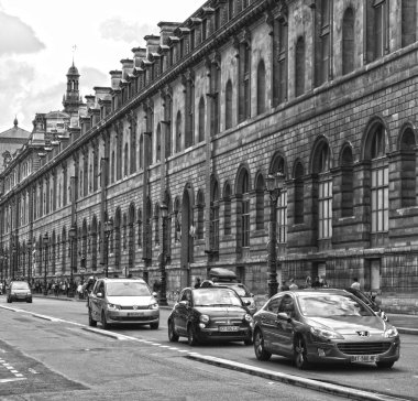 Paris, Fransa - 25/05/2019 : Rivoli Street'in (1848'den kalma) güzel eski mimarisi - Paris'in en ünlü caddelerinden biri.