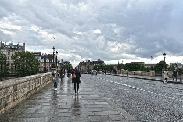 Παρίσι Γαλλία Μαΐου 2019 Άνθρωποι Περπατούν Στη Γέφυρα Pont Αλλαγή — Φωτογραφία Αρχείου