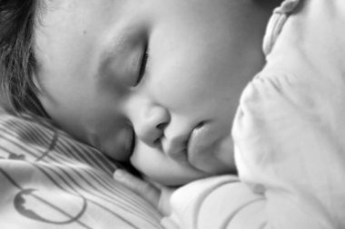 beşikte 1, 2 yaşında bir kız bebek portresi