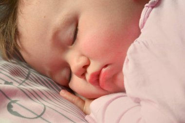 beşikte 1, 2 yaşında bir kız bebek portresi