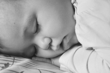 beşikte 1, 2 yaşında bir kız bebek portresi