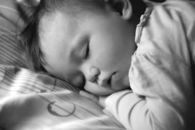 beşikte 1, 2 yaşında bir kız bebek portresi