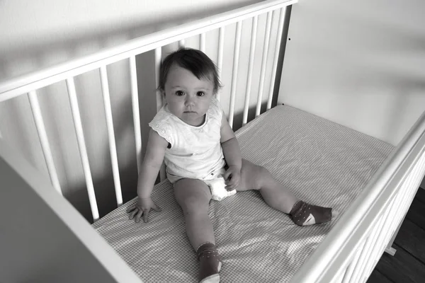 beşikte 1, 2 yaşında bir kız bebek portresi