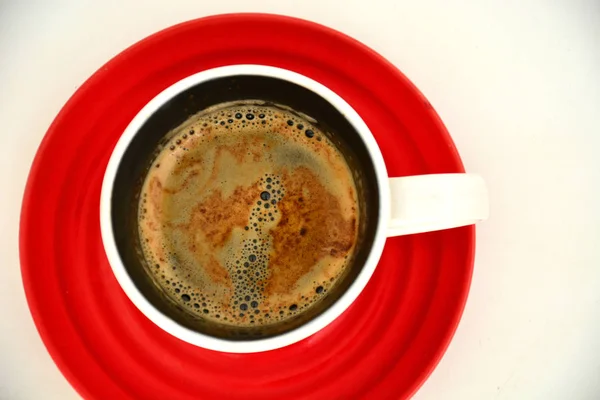 Taza Café Negro Con Espuma Taza Blanca Sobre Fondo Hormigón — Foto de Stock