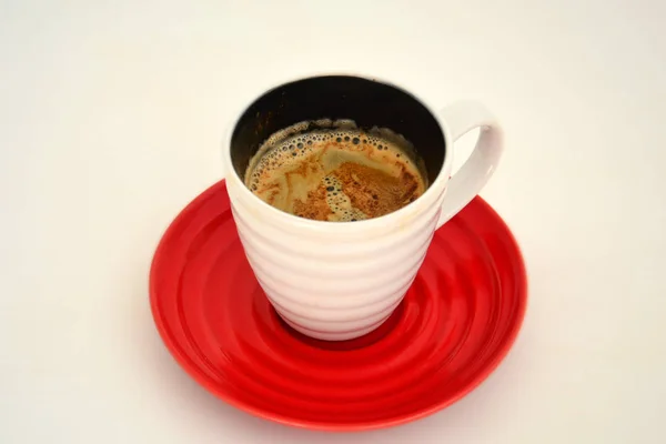 Xícara Café Preto Com Espuma Copo Branco Sobre Fundo Concreto — Fotografia de Stock