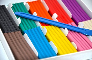 Çocuklar için çok renkli plastikler.