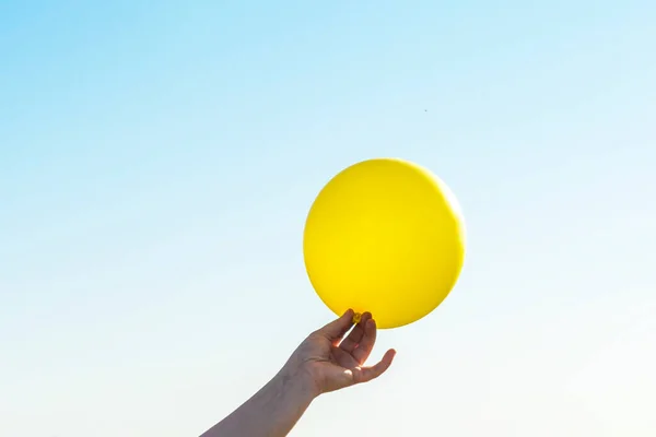 Желтый Воздушный Шар Чувствовать Себя Хорошо Радостно Фоне Голубого Неба — стоковое фото