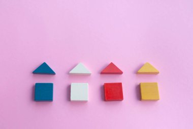 Çocukların hayal gücünün gelişmesi için çok renkli ahşap geometrik şekiller. Çocuk eğitimi