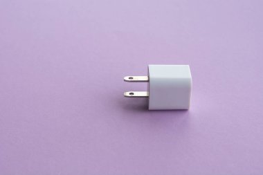 USB güç adaptör duvar şarj cihazı, menekşe arkaplanda akıllı telefon şarj cihazı