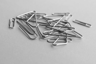 Metal ataçlar. Okul defterlerinin tasarımı fikri.