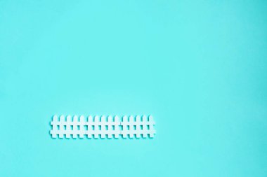 Minimalizm. Metnin için yeri olan küçük beyaz ahşap çit. ev ve aile kavramı