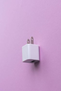 USB güç adaptör duvar şarj cihazı, menekşe arkaplanda akıllı telefon şarj cihazı