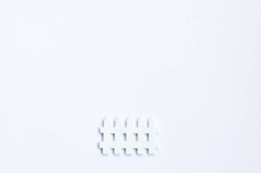 Beyaz üzerine küçük beyaz ahşap çitler. ev ve aile kavramı. minimalizm