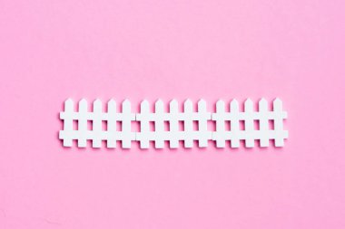 Minimalizm. Metnin için yeri olan küçük beyaz ahşap çit. ev ve aile kavramı