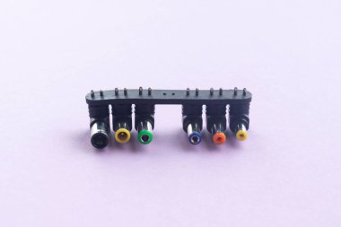 Hafif arkaplanda dizüstü bilgisayarlar için eski evrensel adaptör