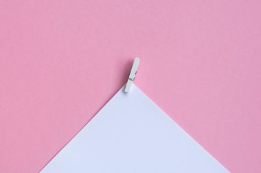 Renkli bir arkaplanda boş bir A4 kağıt şablonu. Modelleme. Boşluğu kopyala