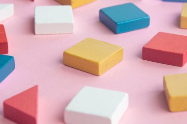 Çocukların hayal gücünün gelişmesi için çok renkli ahşap geometrik şekiller. Çocuk eğitimi