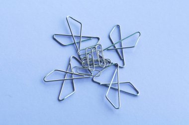 Metal ataçlar. Okul defterlerinin tasarımı fikri.
