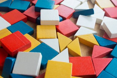 Çocukların hayal gücünün gelişmesi için çok renkli ahşap geometrik şekiller. Çocuk eğitimi