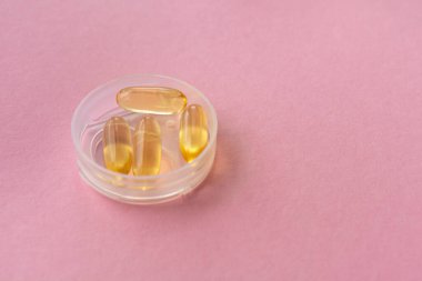 Omega 3 ve D vitamini içeren balık yağı kapsülleri sağlıklı beslenme konsepti