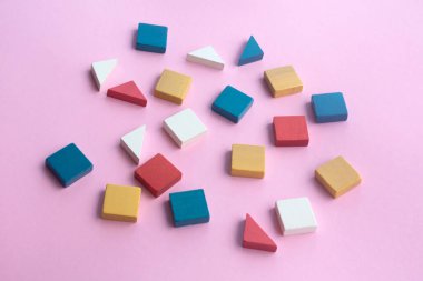 Çocukların hayal gücünün gelişmesi için çok renkli ahşap geometrik şekiller. Çocuk eğitimi