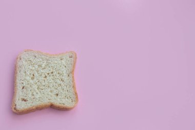 Dilimlenmiş ekmek. Ekmek ve tost sandviçi. Pembe arka planda yumuşak ekmek