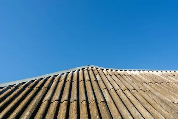 Velho Telhado Ardósia Ondulado Contra Céu Azul Textura Ardósia Velha — Fotografia de Stock