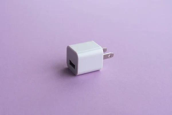 USB güç adaptör duvar şarj cihazı, menekşe arkaplanda akıllı telefon şarj cihazı