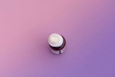 Serum damlatan cam şişede. Aromaterapi yağı, doğal kozmetik kavramı.