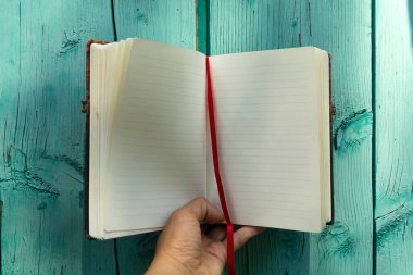 Kadın ellerinde boş bir defter. planlama ve yeni yaşam konsepti