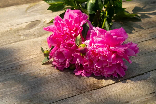 Background Pink Peonies Old Wooden Board Summer Bouquet — Stock Photo, Image