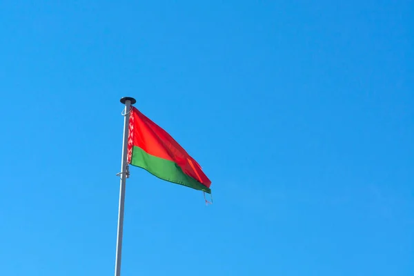 Государственный Флаг Беларуси Фоне Яркого Дневного Голубого Неба — стоковое фото