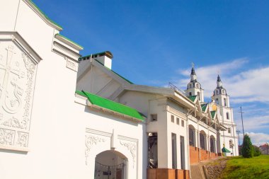 Minsk, Belarus - 3 Ağustos 2020: Minsk 'teki Kutsal Ruh Katedrali - Beyaz Rusya' nın Ana Ortodoks Kilisesi ve Eski Minsk 'in Sembolü. Meşhur Tarihi Yer