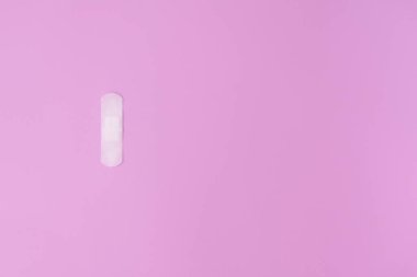 Tıbbi bir ekipman. Mor arka planda izole edilmiş yapıştırıcı sıva.